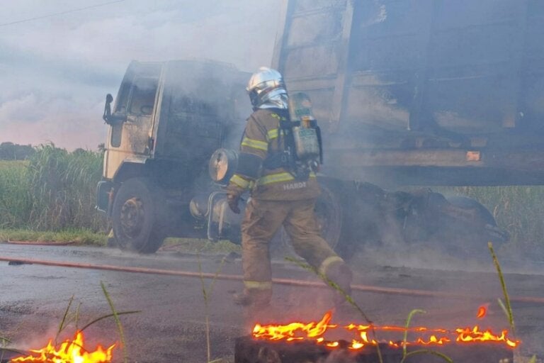Caminhão Pega Fogo Na Rodovia Pr 486 E Fica Totalmente Destruído (7)
