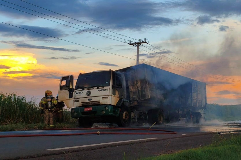 Caminhão Pega Fogo Na Rodovia Pr 486 E Fica Totalmente Destruído (9)