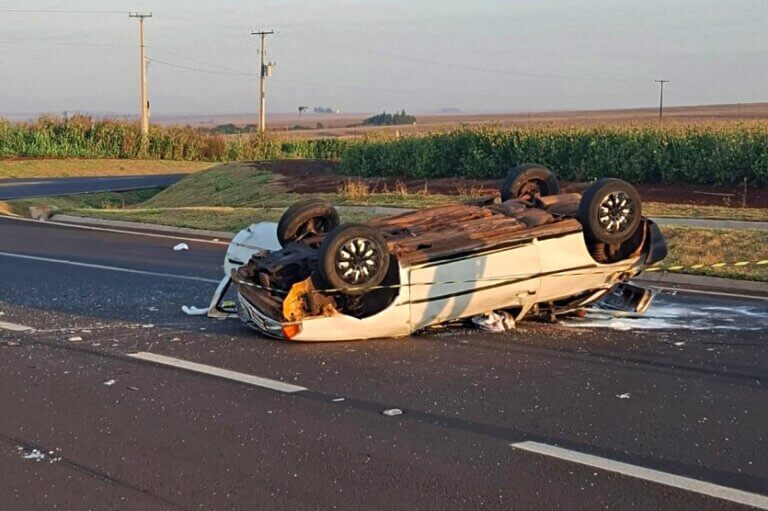 Placas De Xambrê Capotamento De Carro Deixa 1 Morto E 2 Feridos