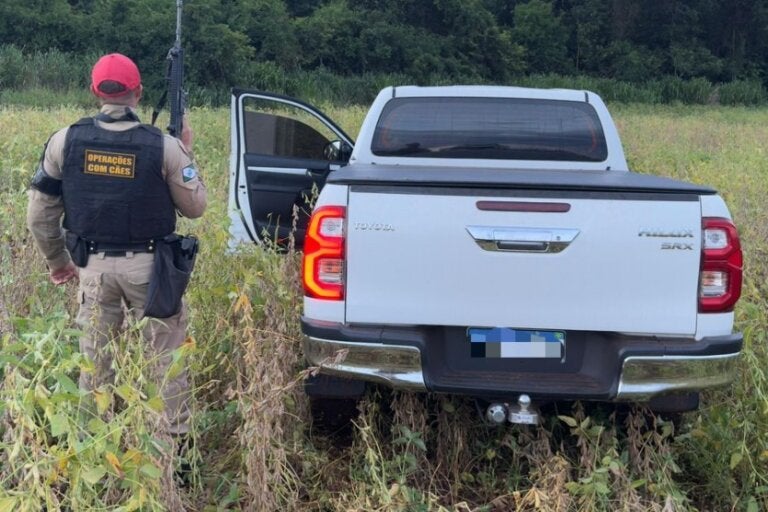Após 15 km de perseguição na PR-364, PRE recupera Hilux furtada em Umuarama