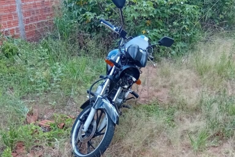 Moto furtada é encontrada em matagal de terreno vazio em Cruzeiro do Oeste