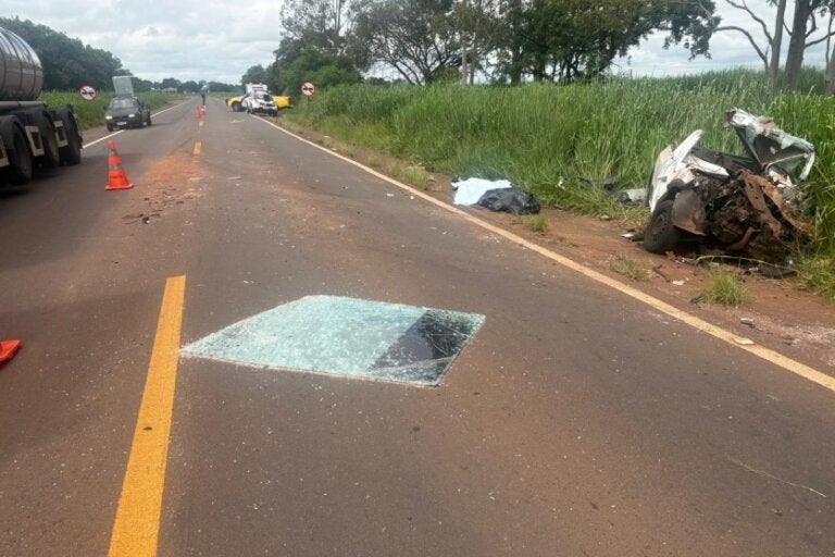 Duas pessoas em picape de Cruzeiro do Oeste morrem em colisão frontal com ônibus na PR-317