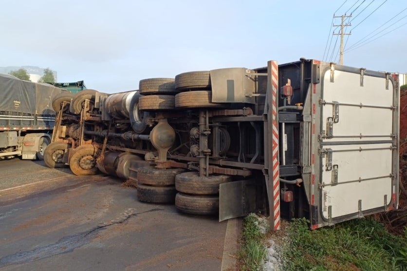 Caminhão de Cruzeiro do Oeste tomba na BR-376 e deixa jovem ferida em Ponta Grossa