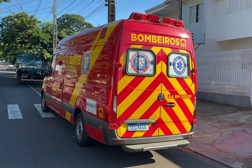 Jovem tem lesão no joelho após colisão entre Biz e carro no Centro de Umuarama