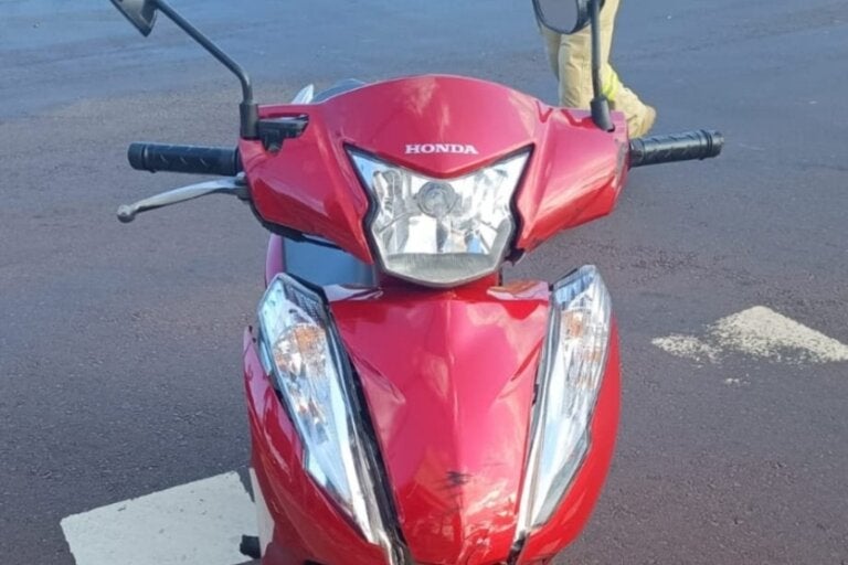 Colisão entre bicicleta e motoneta deixa adolescente ferido na avenida Tiradentes
