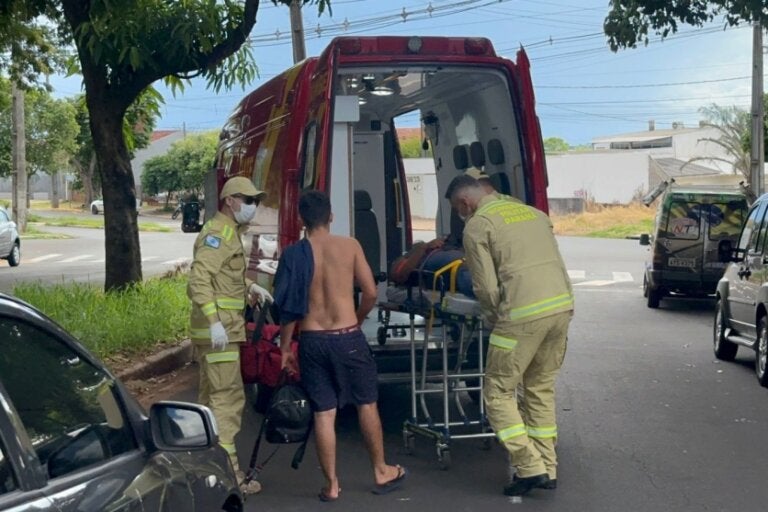 Jovem tem suspeita de fratura em mandíbula após queda de moto na Av. Colombo