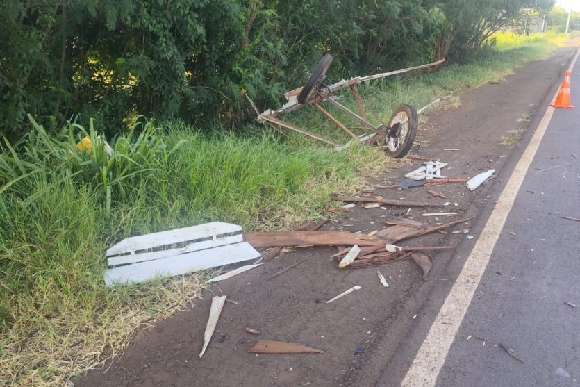 Três pessoas ficam feridas após caminhonete bater em carroça na PR-272 em Francisco Alves