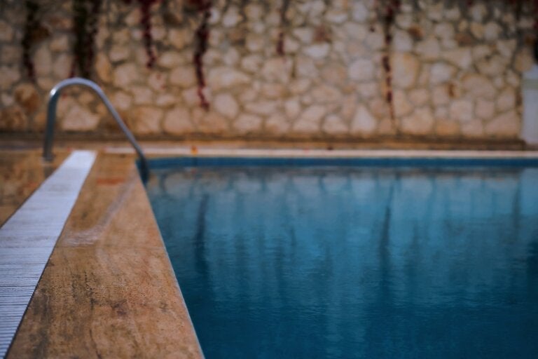 Homem é encontrado morto em piscina de residência em Serra dos Dourados