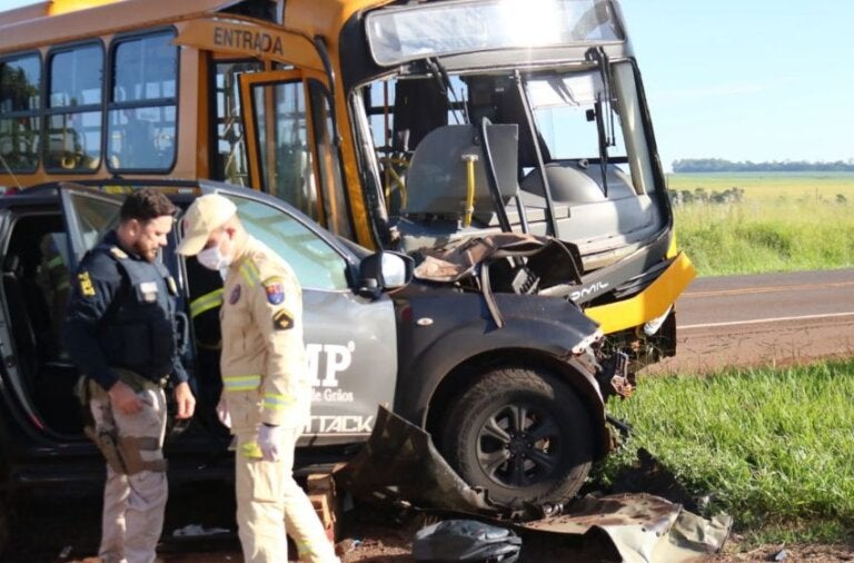 Batida entre caminhonete e ônibus deixa seis feridos na rodovia BR-272, em Campo Mourão
