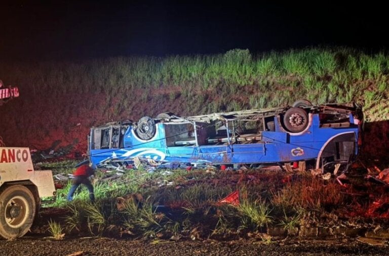 Acidente com ônibus deixa seis mortos e mais de 40 feridos na BR-153