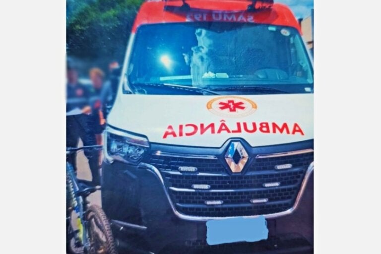 Acidente em Umuarama envolve ambulância do Samu e adolescente de bicicleta