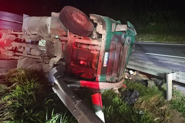 Caminhoneiro de 73 anos morre após tombamento na BR-376