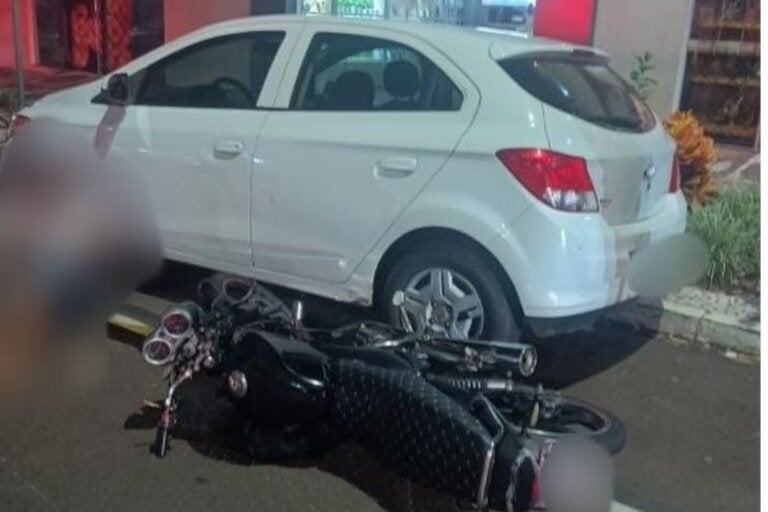 Adolescente foge da polícia, bate moto em carro estacionado e sai correndo a pé