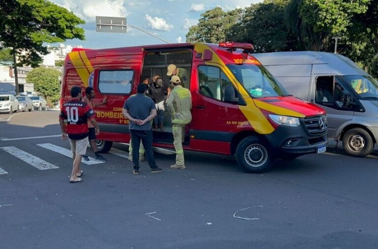 Mulher é atendida após colisão com carro no contorno da Praça Santos Dumont