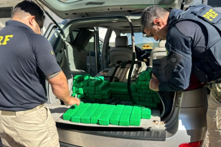 PRF apreende SUV "recheada" de maconha na BR-369, na região de Goioerê