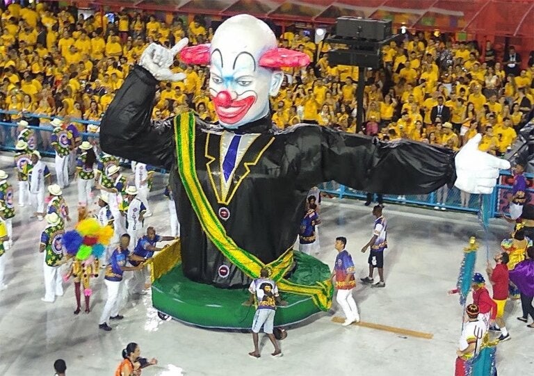 Michelle Bolsonaro rebate escola de samba que fez analogia entre o marido e o palhaço Bozo