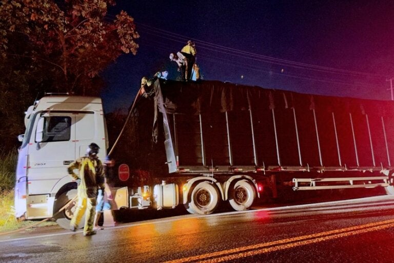 Caminhão que transportava cavacos pega fogo na PR-323, entre Umuarama e Perobal