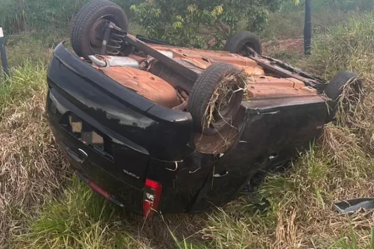 Capotamento na Estrada Cedro deixa jovem ferida na zona rural de Umuarama