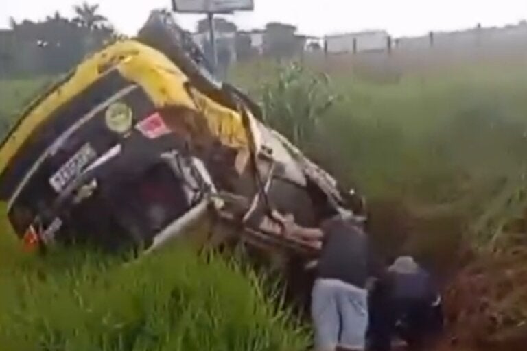 Viatura da PRE capota às margens da PR-323 e dois policiais ficam gravemente feridos