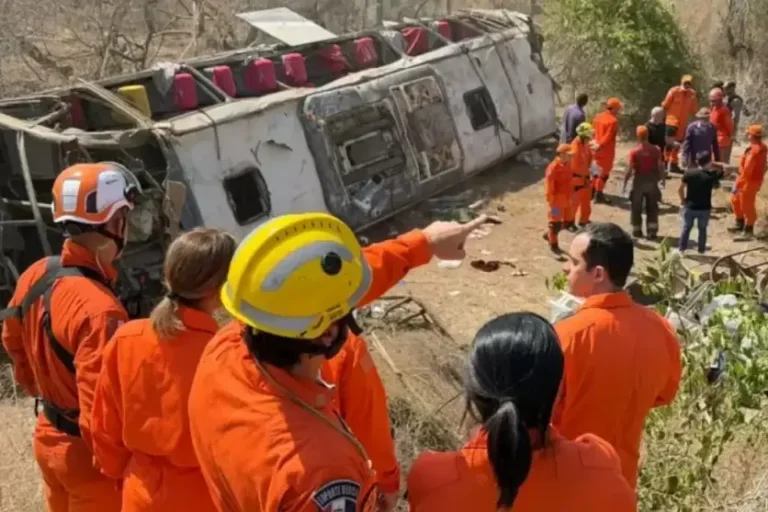 Capotamento de ônibus com romeiros deixa 15 mortos, incluindo 3 crianças