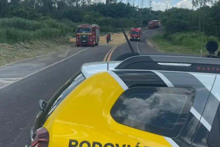 Carreta tomba na PR-323 em Umuarama e mobiliza Corpo de Bombeiros