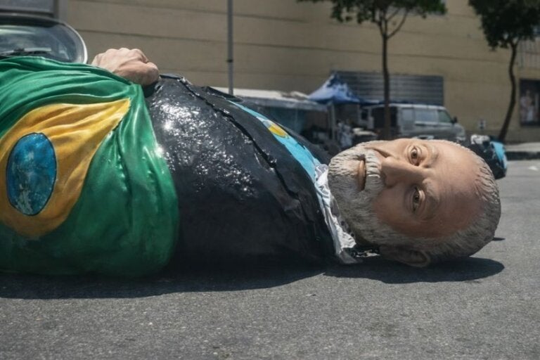 Carro alegórico quebra e boneco gigante de Lula usado no Carnaval é arrastado no asfalto
