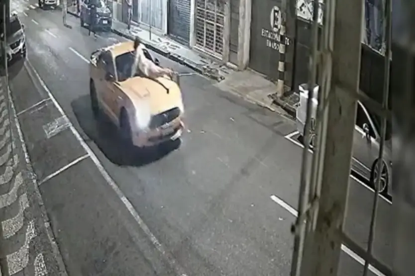 Homem atropela ex com Mustang e arrasta vítima sobre capô pelas ruas