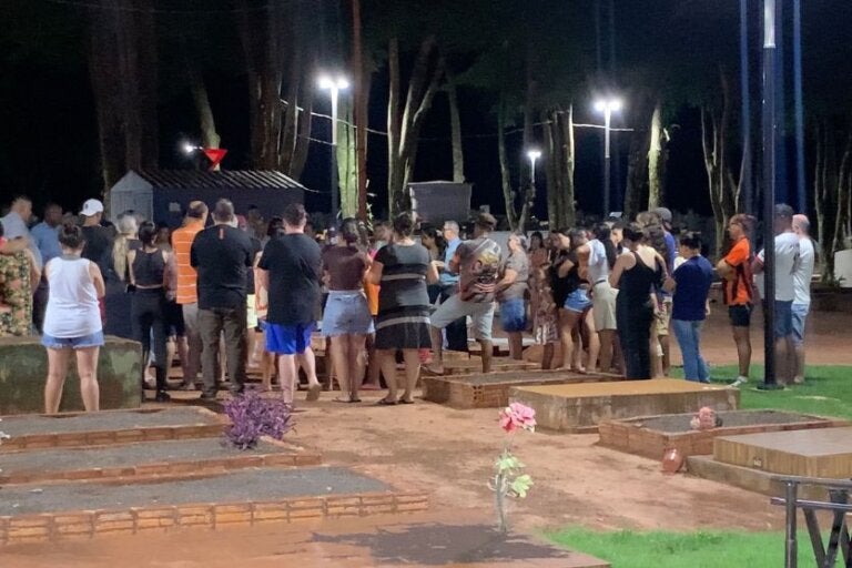 Corpo de Miratzi é sepultado a 100m do homem que a matou, prometendo uma bicicleta