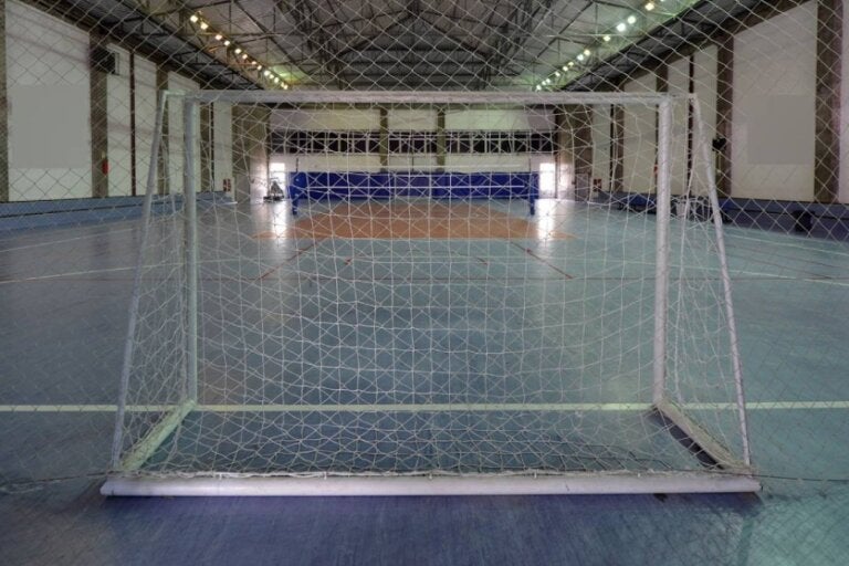 Menino morre em escola após ser atingido na cabeça por trave de futebol no Paraná