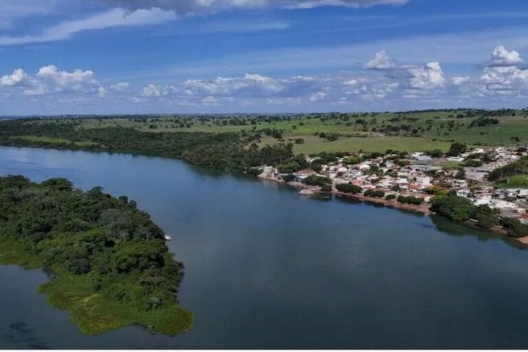 Embarcação é encontrada à deriva no rio Paraná e bombeiros buscam desaparecido
