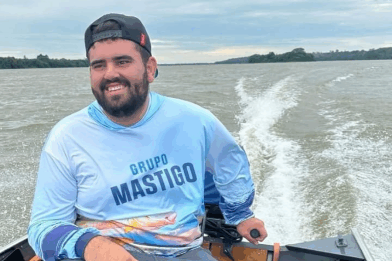 Voluntários fazem buscas à noite para localizar estudante que desapareceu no Rio Paraná
