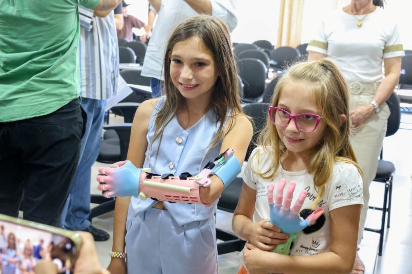 Menina de 10 anos recebe prótese de mão com tecnologia apresentada na Carreta da Inovação