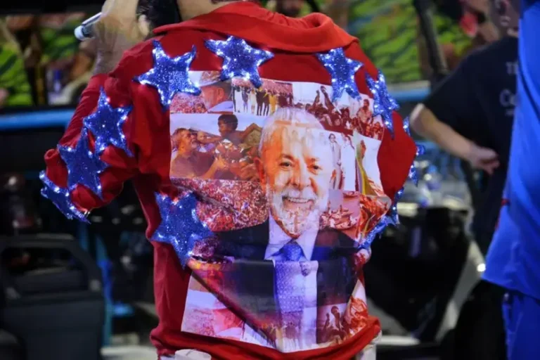 Escola que homenageou Lula é rebaixada no Carnaval do Rio; Viradouro vence