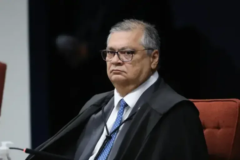 Ministro Flávio Dino suspende privatização da Celepar e bloqueia leilão bilionário no Paraná