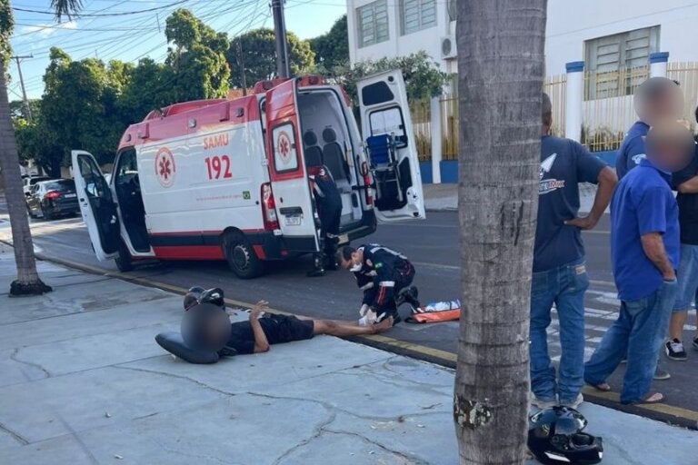 Motociclista sofre fratura no pé em colisão com caminhão em Umuarama