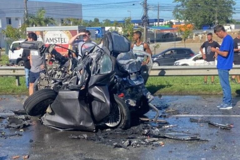 Engavetamento com cinco veículos deixa três mortos e uma criança ferida na BR-101