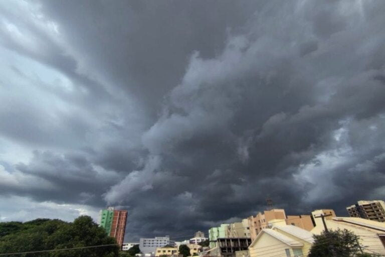 Alerta do Inmet coloca Umuarama sob risco de temporal até quinta-feira