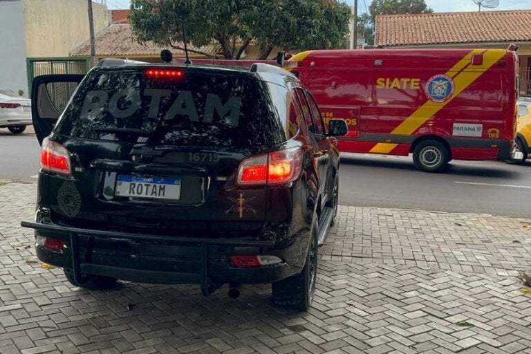 Mulher em surto mobiliza PM e Siate na Rua Frei Caneca, em Umuarama