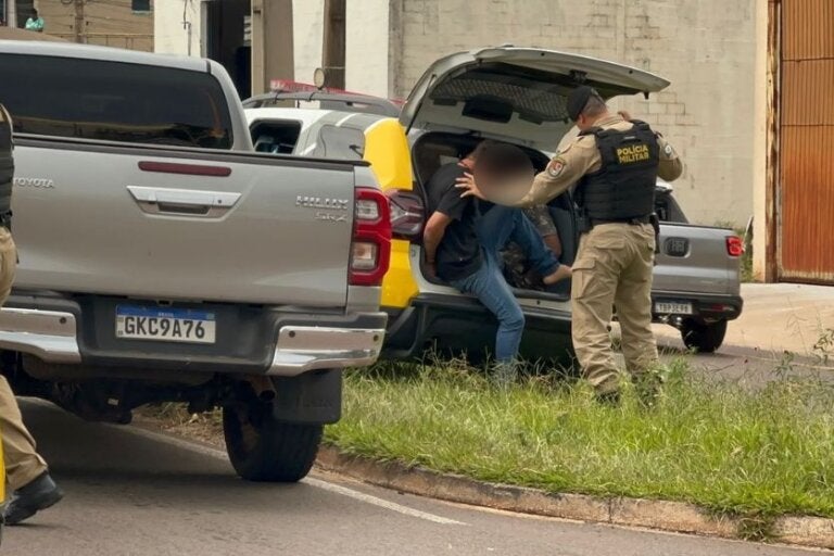 Vídeo: Hilux furtada em Cianorte é recuperada pela PM em Umuarama; dois são presos