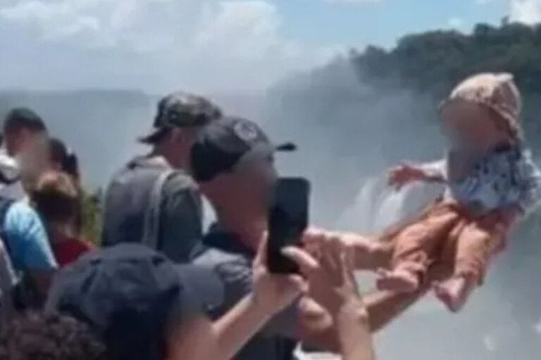 Homem ergue bebê acima de grade na Garganta do Diabo e gera alerta nas Cataratas do Iguaçu