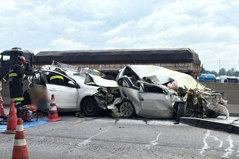 Engavetamento entre dois carros e carreta interdita trecho da BR-116