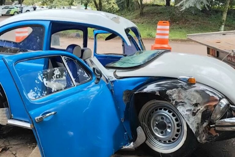 Égua da PM se solta durante treinamento e é atingida por Fusca do Grêmio