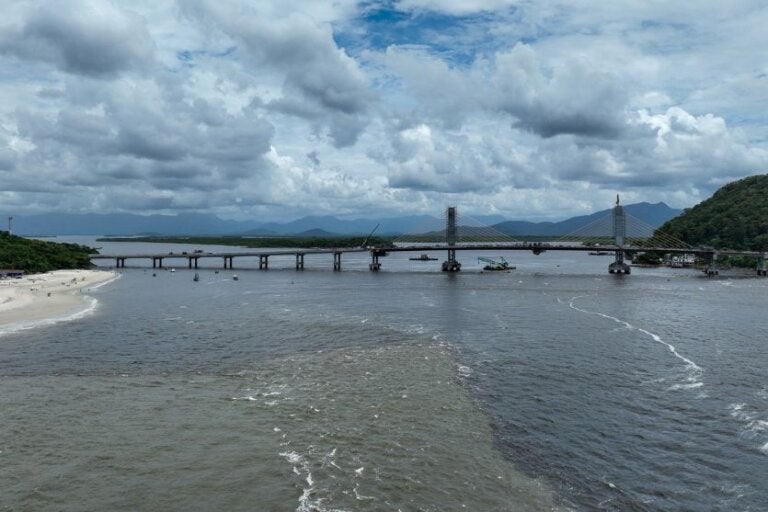 Último cabo de aço da Ponte de Guaratuba será instalado neste fim de semana