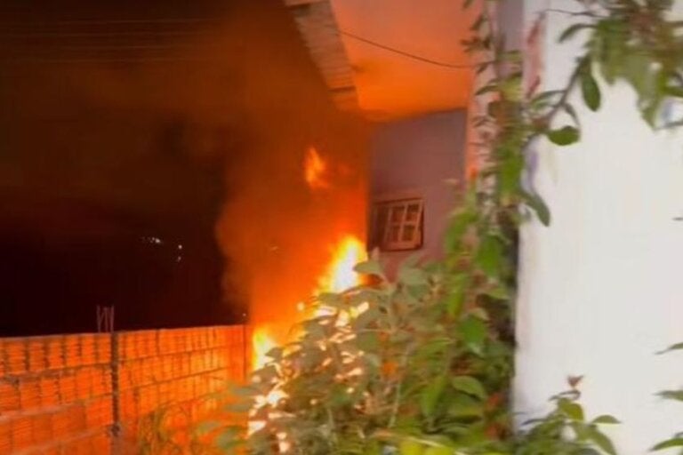 Homem joga thinner, coloca fogo na companheira e é preso dormindo e roncando