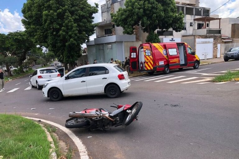 Motociclista sofre lesão na cabeça em grave acidente em cruzamento de Umuarama