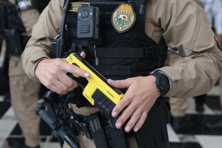 Após tentar esganar companheira, homem é atingido com pá e acaba preso em Umuarama