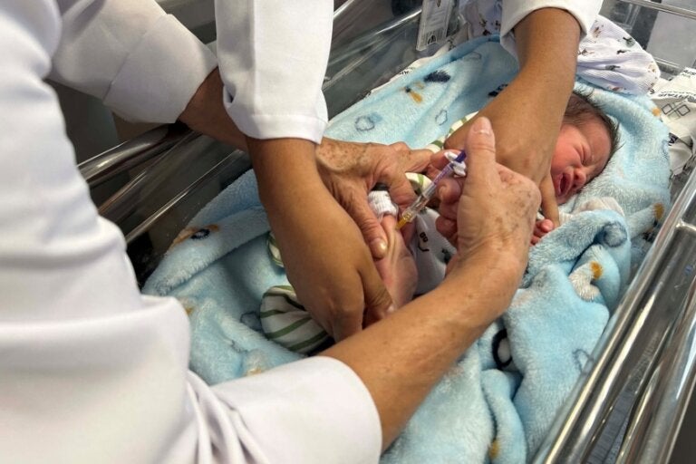 Maternidades no Paraná começam a usar novo medicamento contra vírus respiratório em bebês