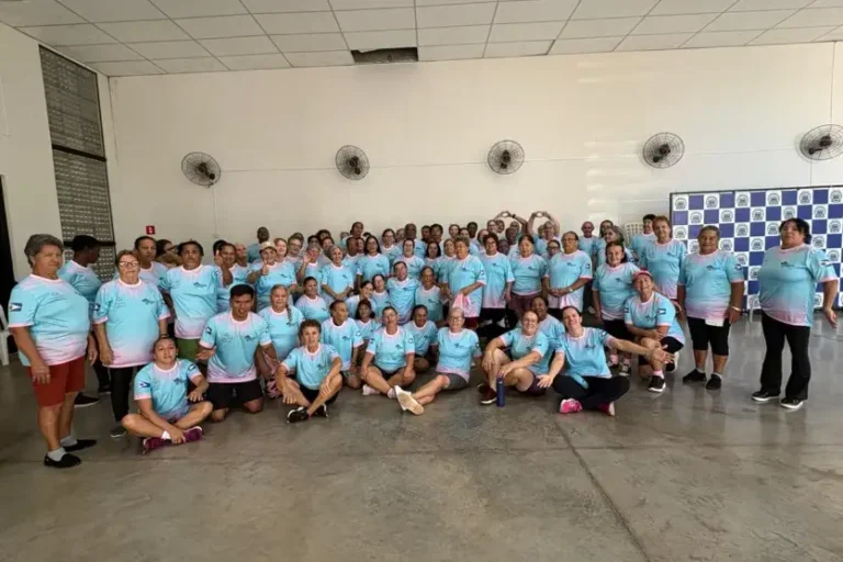 Prefeitura de Maria Helena entrega uniformes para 85 idosos e reforça incentivo ao esporte