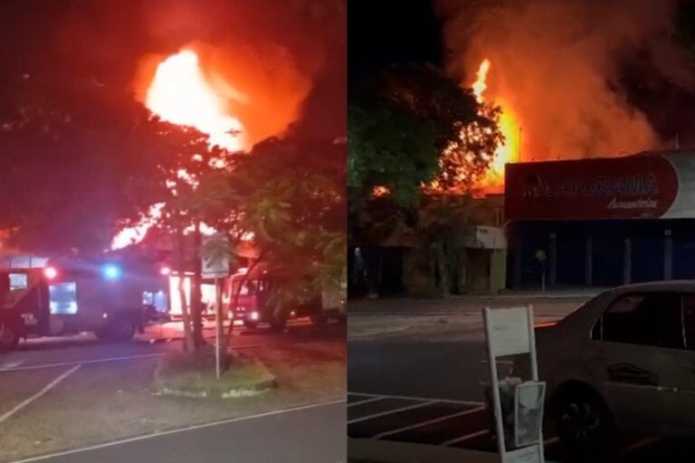 Incêndio de grandes proporções consome loja próxima à Praça da Catedral de Umuarama