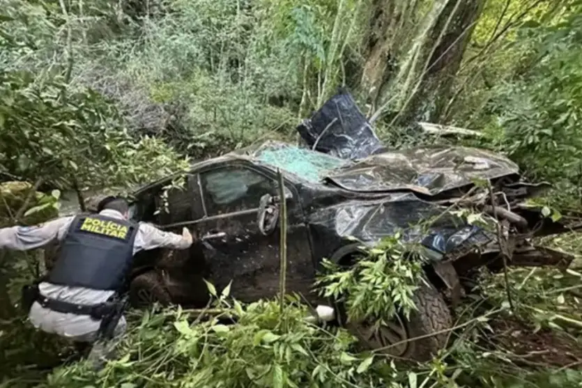 Adolescente capota caminhonete carregada com tonelada de maconha no PR